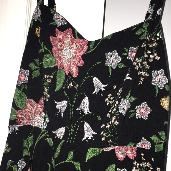 Floral Black Sweetheart Sundress with Straps 🌻 - Picture 4 of 6